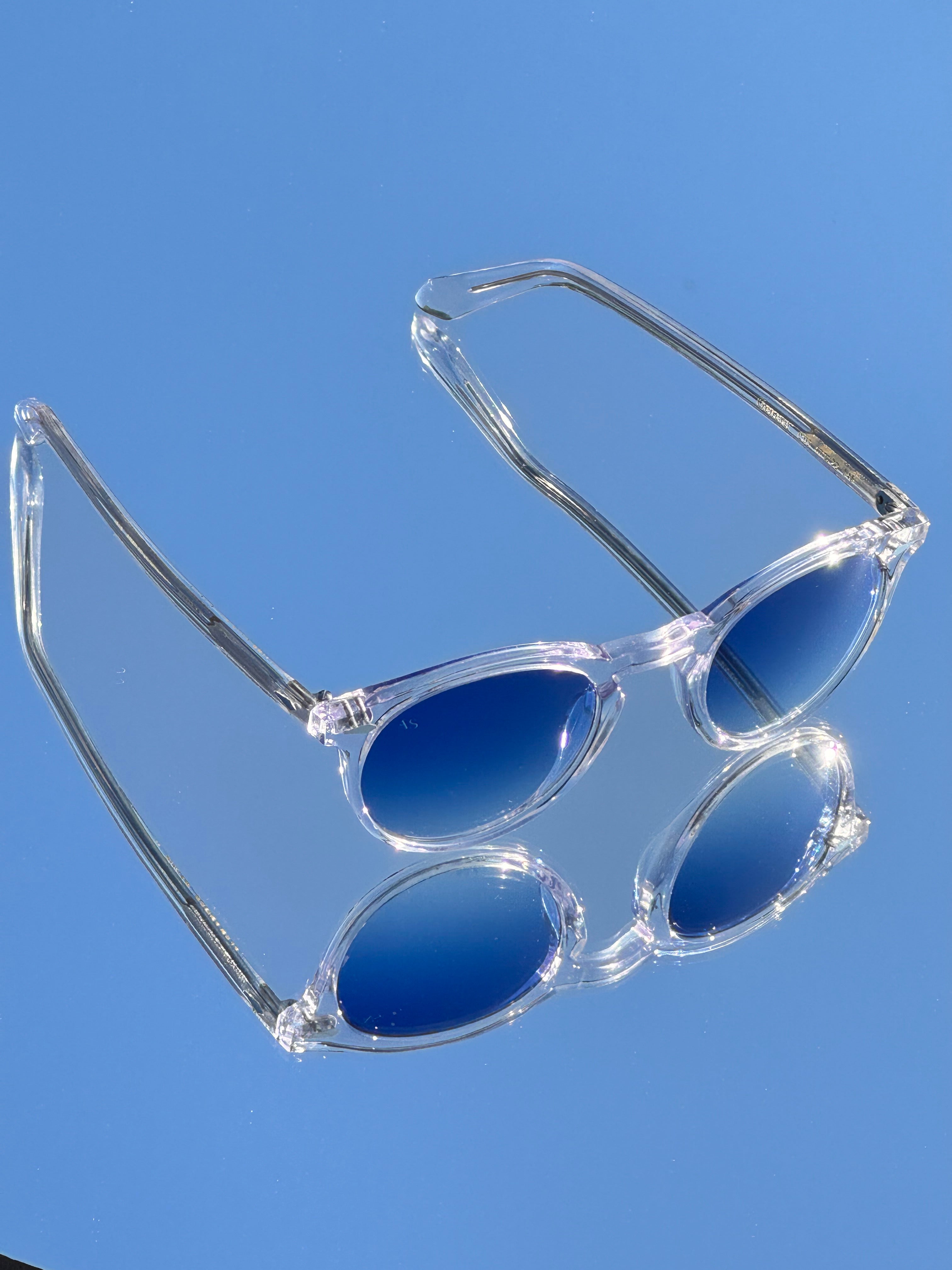 SUNGLASSES - ICONIC - TRANSPARENT WHITE