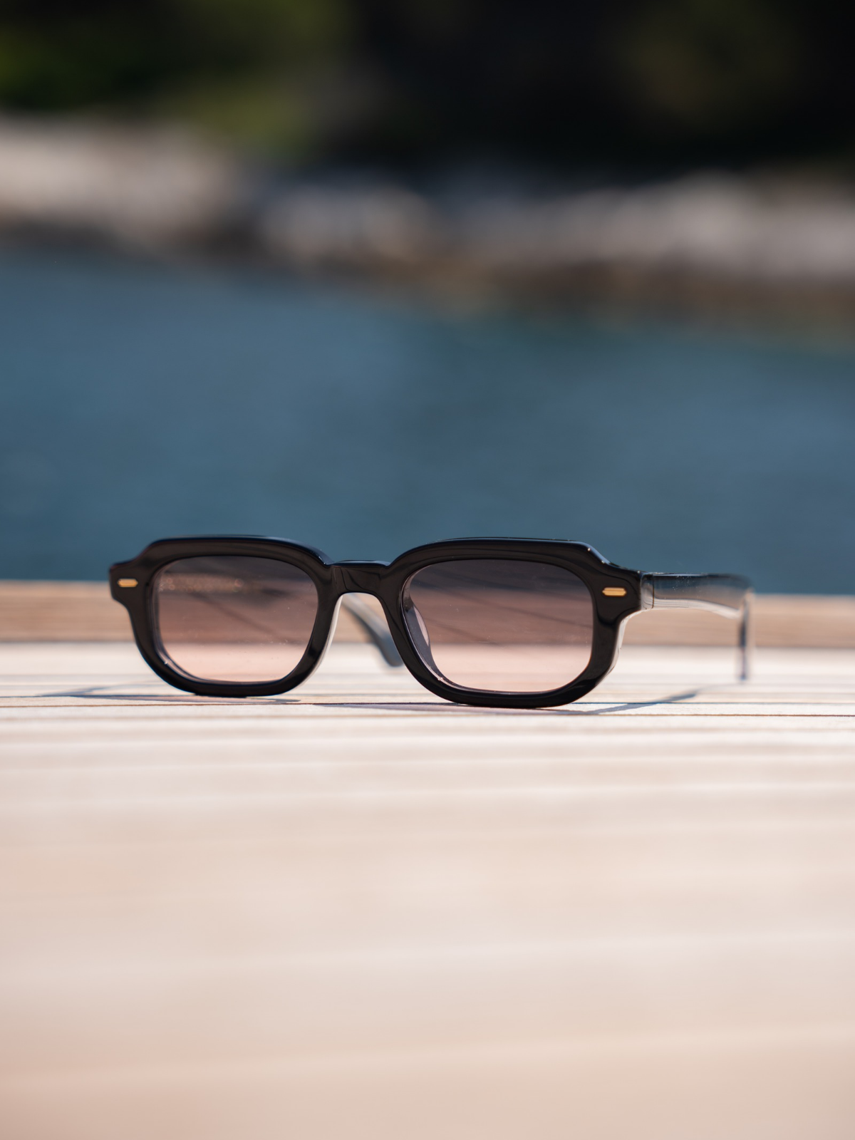 Sunglasses - Cube - Black with red glasses